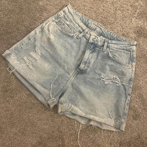 H&M Distressed Denim Light Wash Mom Shorts 10 - Picture 1 of 3